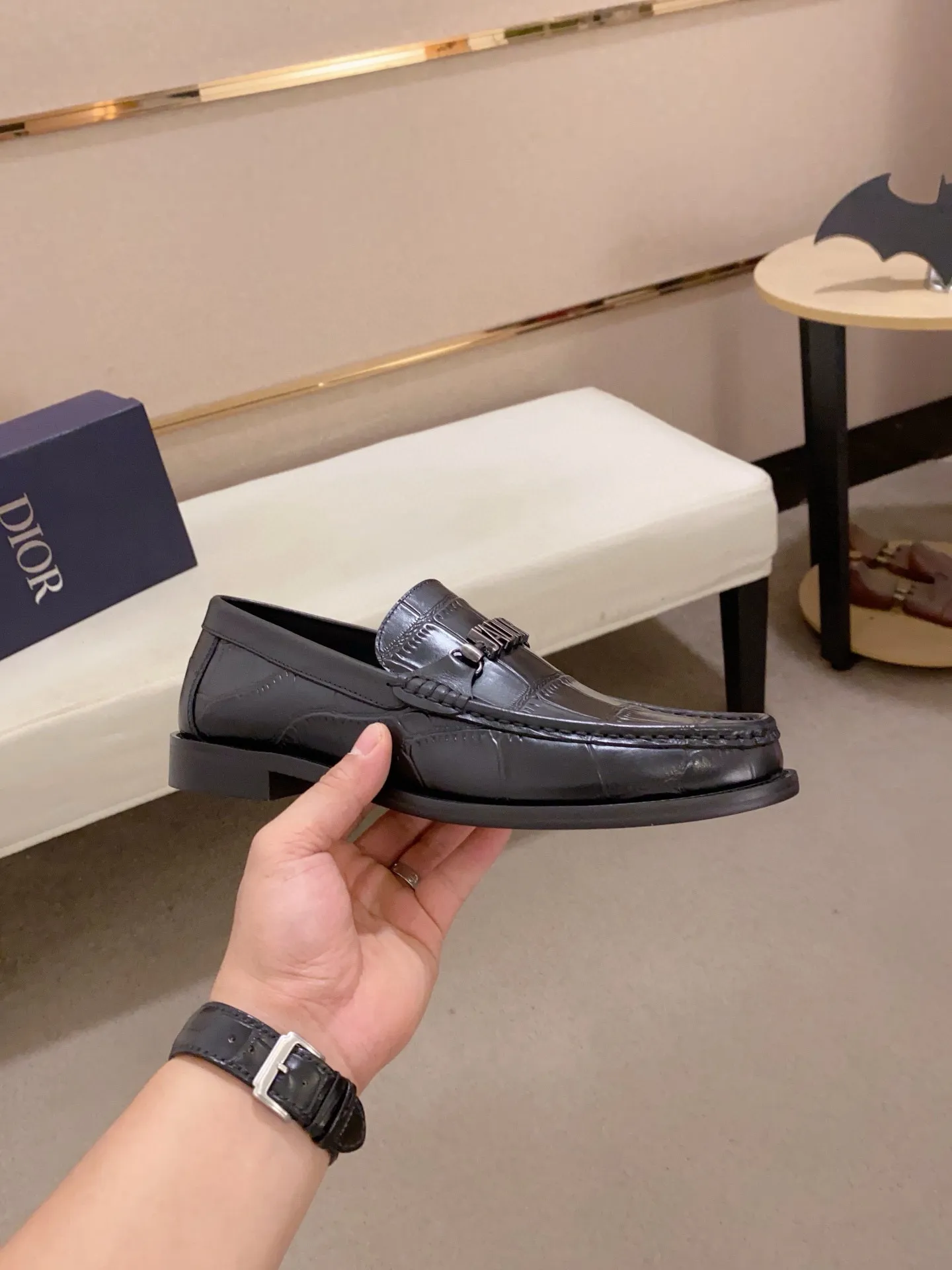 Men's shoes 💰: 560💰 High-end version of Dior Dior's new series. Famous actors and internet celebrities wear super popular designs. The sculptures of French artist Niki de Saint Phalle are designed as rings. Material: Imported original material ➕Painted cowhide Foot pads: cowhide Outsole: Rubber outsole Men's shoe size: 38~44 Can be customized to size 45